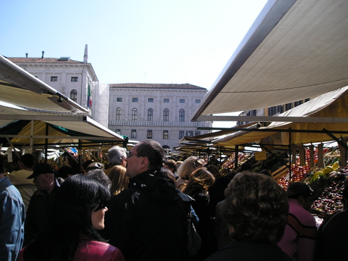 markt-auf-der-piazza-delle-erbe.jpg